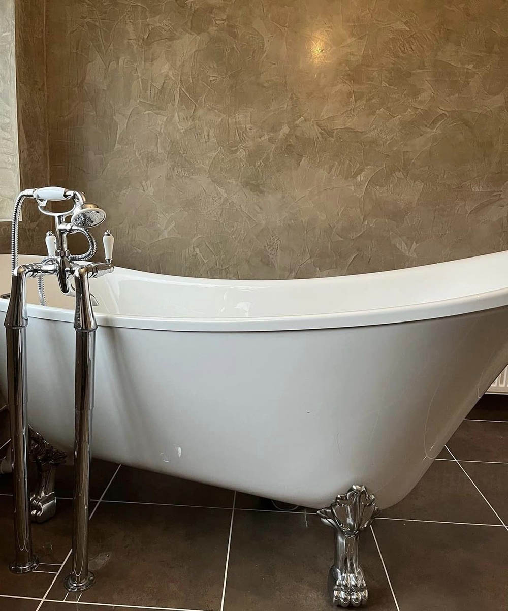 Freestanding bath with Venetian plastering feature wall